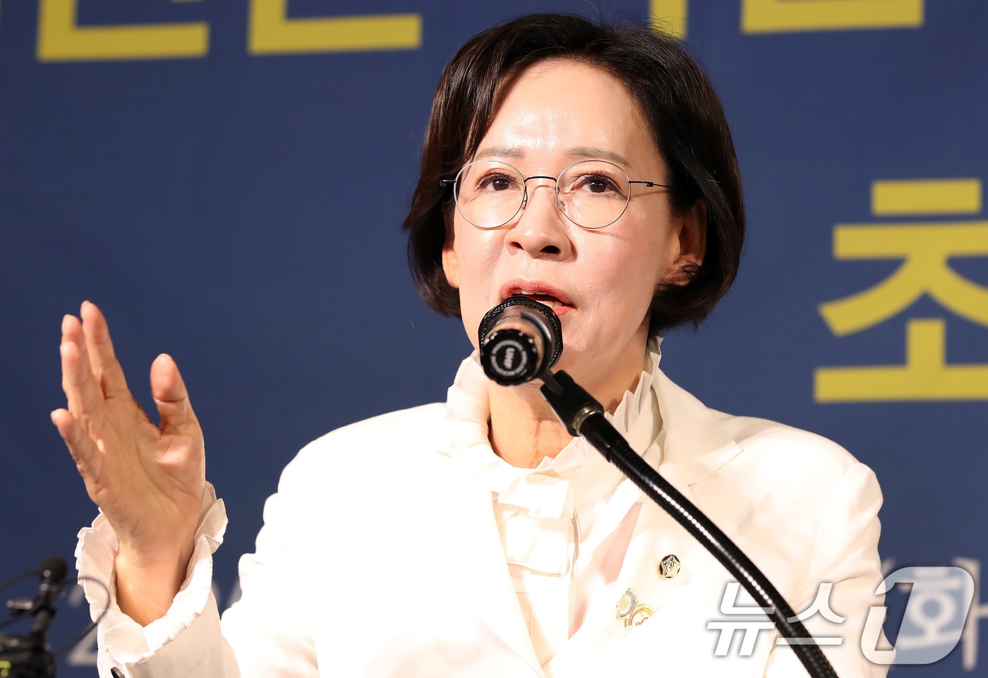 이인선 국민의힘 대구시당위원장이 26일 오전 대구 남구 이천동 대구아트파크에서 열린 아시아포럼21 초청토론회에 참석해 취재진 질문에 답하고 있다. 2025.8.26/뉴스1 ⓒ News1 공정식 기자