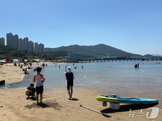 지난 6월 29일 거제 사곡해수욕장을 찾은 피서객들이 물놀이를 즐기고 있다.2025.6.29/뉴스1 강미영기자