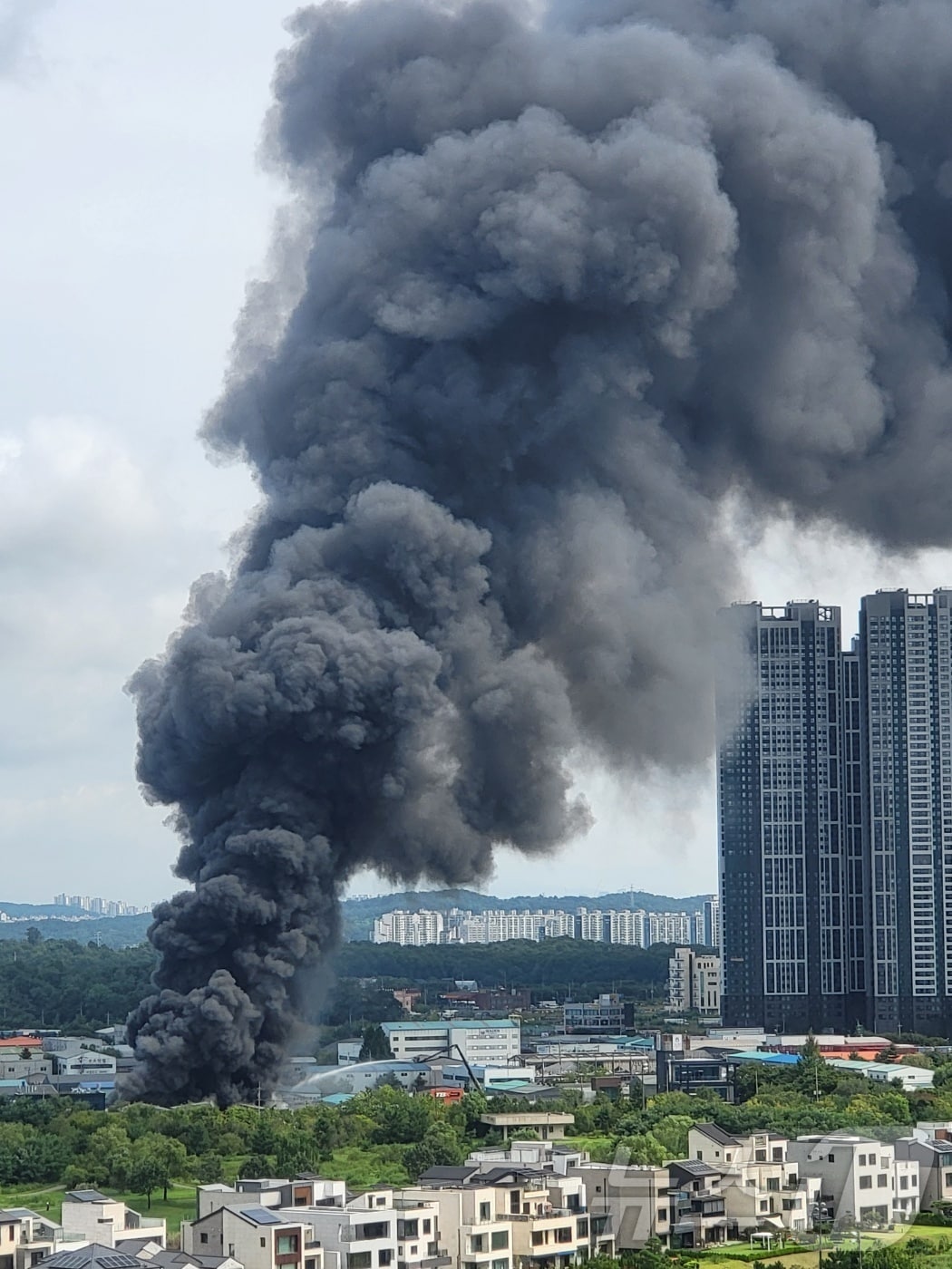 26일 오전 10시49분쯤 인천 서구 경서동 공장서 불이 나 검은 연기가 치솟고 있다. (인천소방본부 제공.재판매 및 DB금지) 2025.8.26/뉴스1 ⓒ News1 이시명 기자