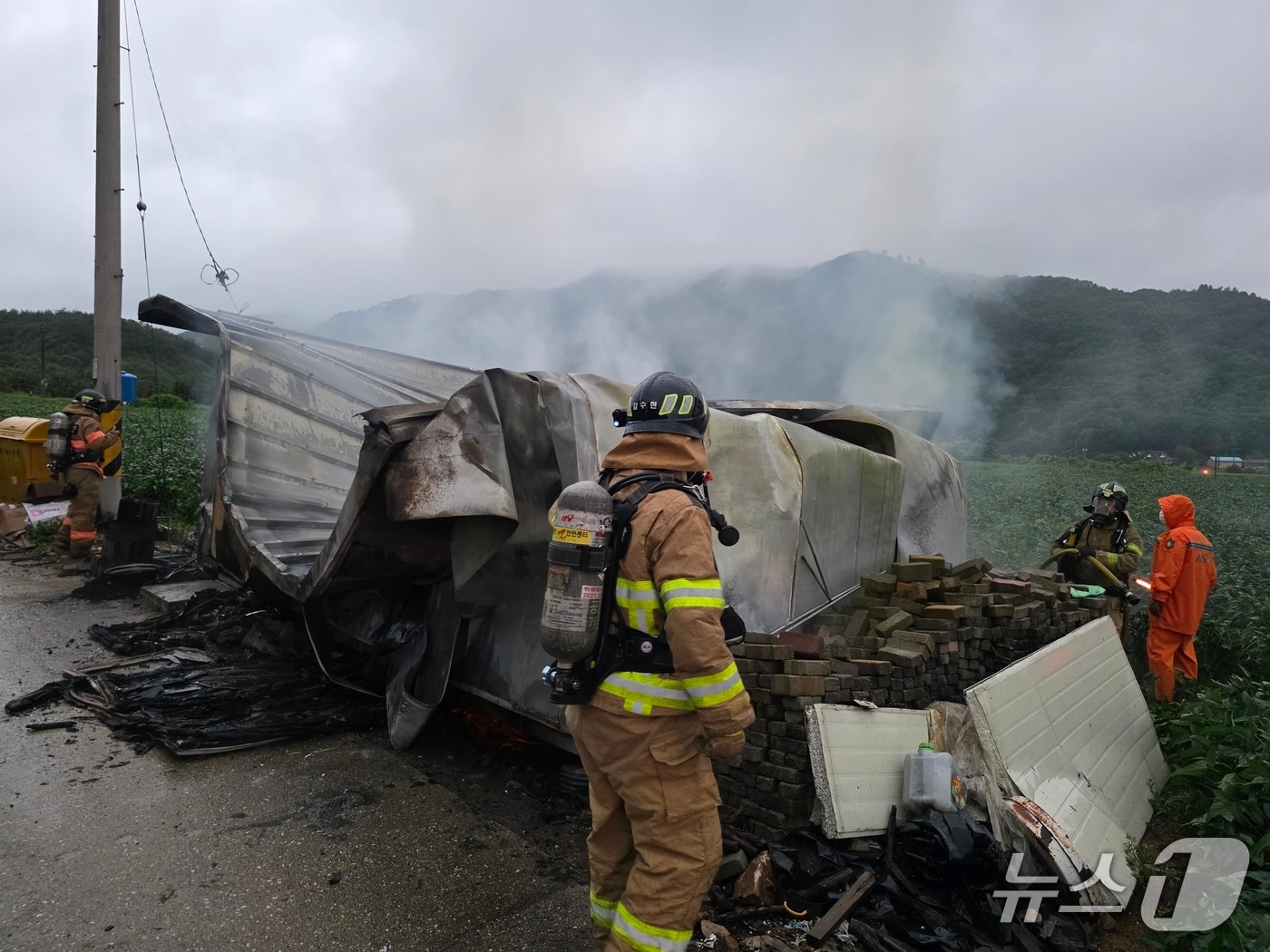 26일 오전 5시55분쯤 충북 제천시 백운면 화당리 한 농막용 컨테이너에서 불이 나 소방당국이 화재를 진압하고 있다.2025.8.26(제천소방서 제공, 재판매 및 DB금지) /뉴스1