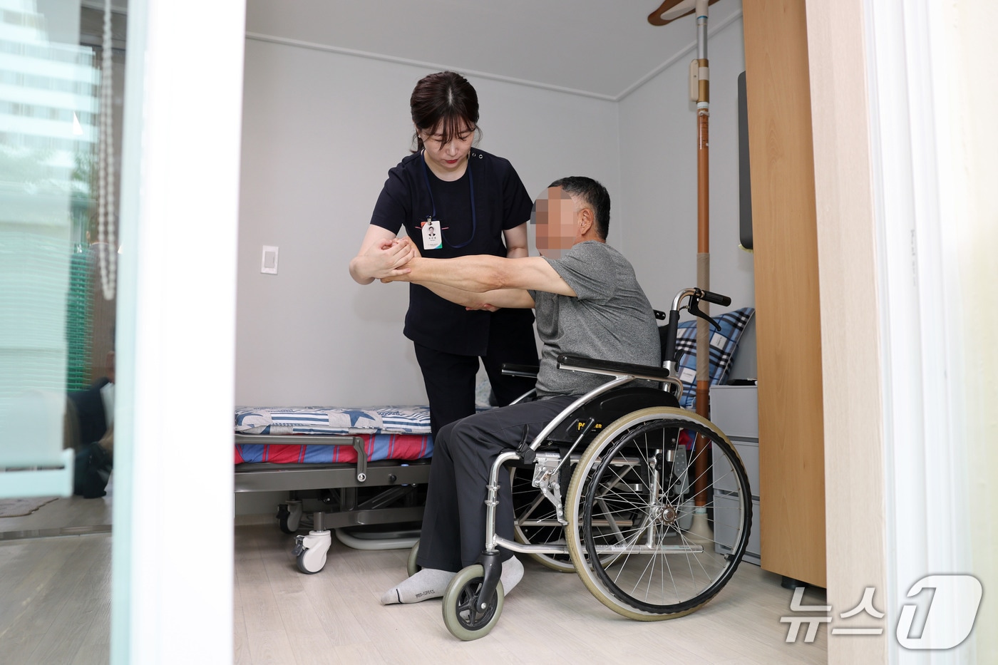 ‘살던집’ 프로젝트의 회복·자립 공간에 입주한 주민이 전문 작업치료사와 함께 재활 운동을 하고 있다.&#40;광주 광산구 제공. 재판매 및 DB 금지&#41; 2025.8.26