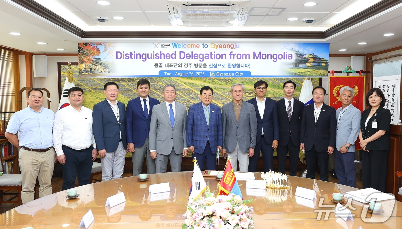 26일 경주시를 방문한 몽골 대통령 수석 보좌관과 주한 몽골 대사 등이 주낙영 시장(왼쪽 여섯번째)과 기념촬영을 하고 있다. (경주시제공, 재판매 및 DB금지) 2025.8.26/뉴스1 
