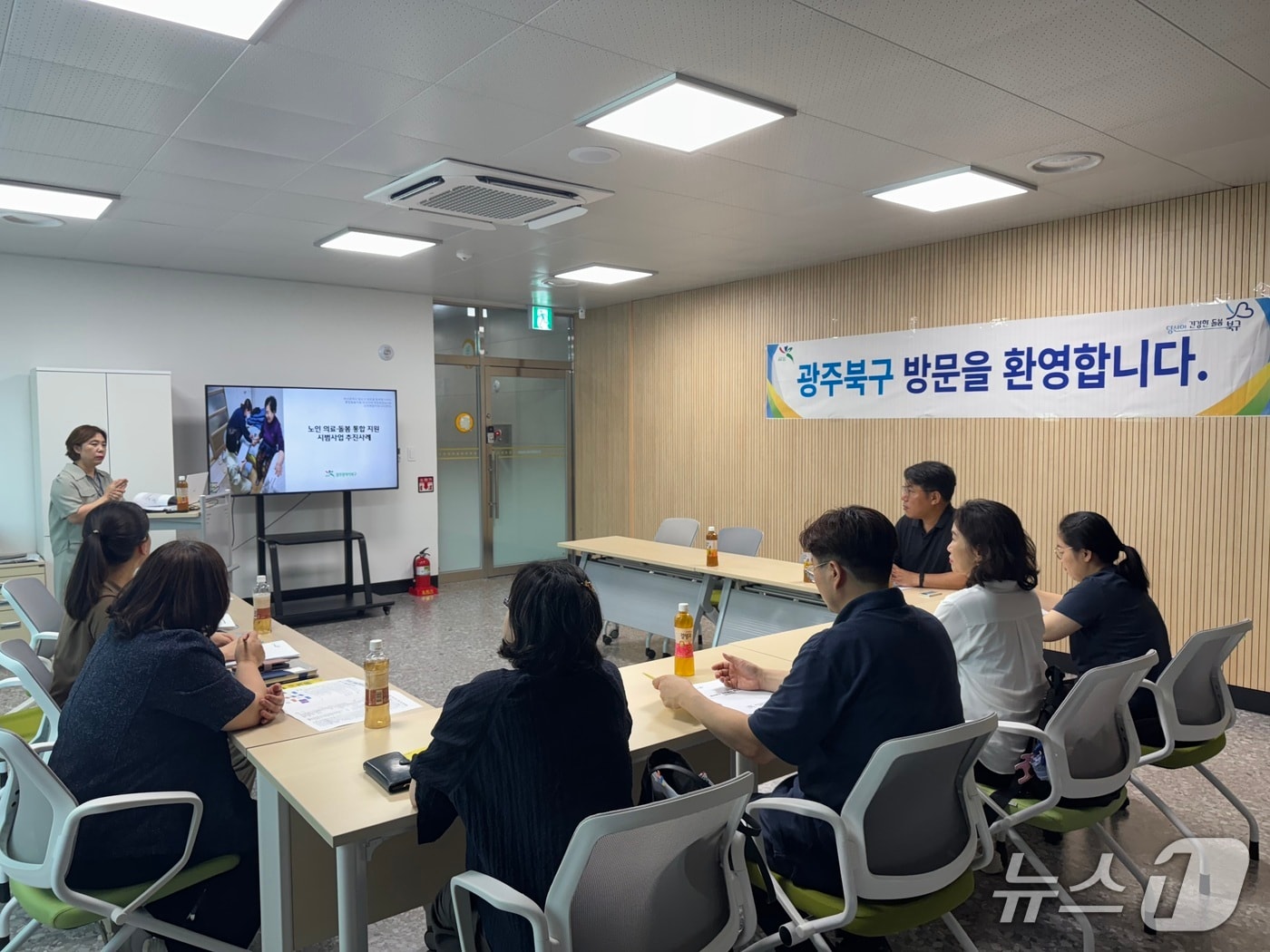 광주 북구의 통합돌봄 사례를 벤치마킹하기 위해 찾은 부산 영도구 관계자들의 모습&#40;광주 북구 제공. 재판매 및 DB 금지&#41;