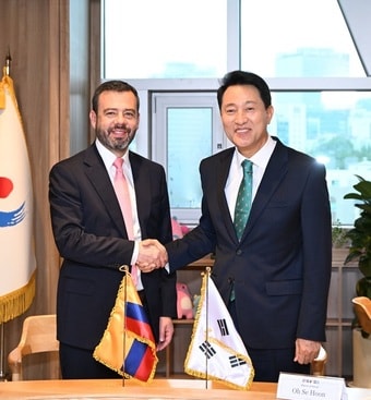 오세훈 서울시장이 26일 카를로스 페르난도 갈란 보고타시장과 면담 후 기념사진을 촬영하고 있다.(서울시 제공)