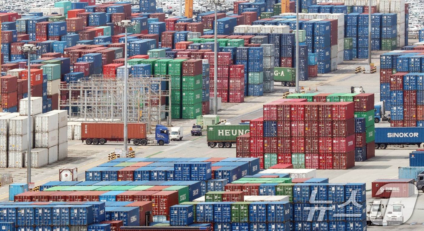 26일 경기 평택시 포승읍 평택항에 수출용 컨테이너들이 쌓여있는 모습. 2025.8.26/뉴스1 ⓒ News1 김영운 기자