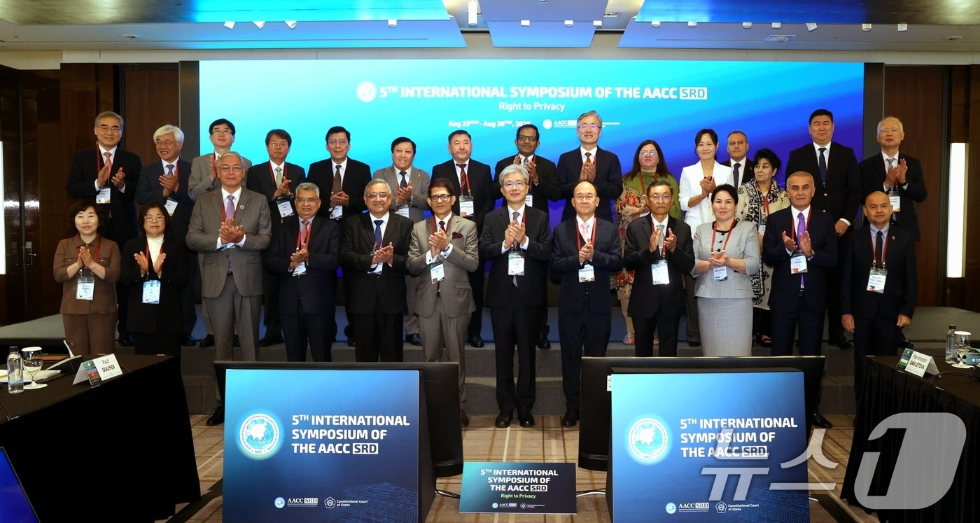 26일 아시아헌법재판소연합(AACC) 연구사무국이 주관하는 'AACC 연구사무국 제5차 재판관 국제회의'가 열린 서울 중구 웨스틴 조선 서울에서 각국 재판관들이 기념 촬영을 하고 있다. (헌법재판소 제공. 재판매 및 DB 금지) 2025.8.26/뉴스1