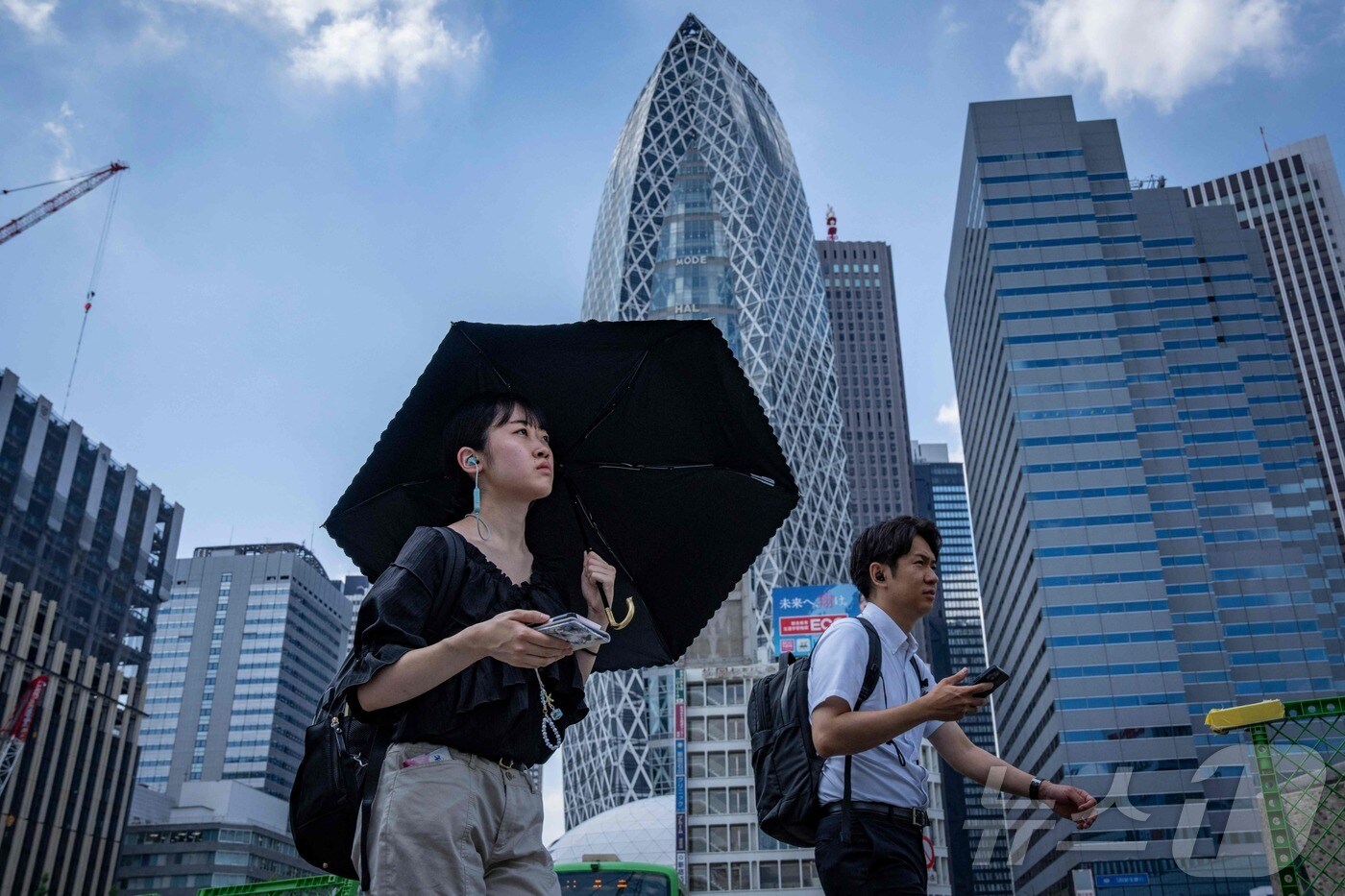 일본 도쿄 신주쿠를 걷는 사람들. 2025.8.25 ⓒ AFP=뉴스1
