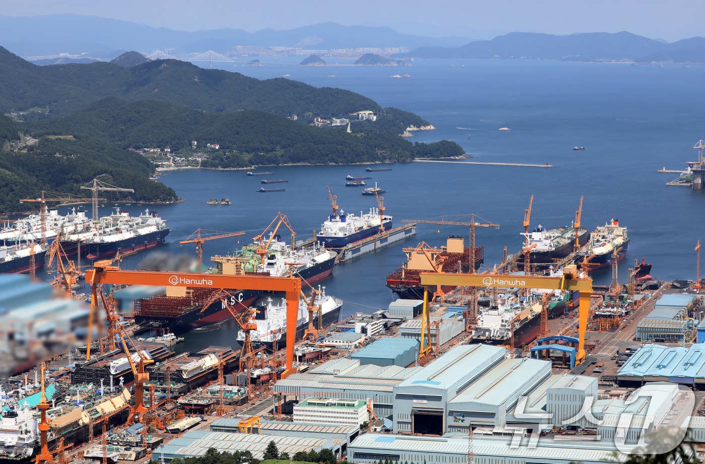 경남 거제시 한화오션 거제사업장에 대형 크레인과 건조 중인 선박이 보이고 있다. 2025.8.26/뉴스1 ⓒ News1 윤일지 기자