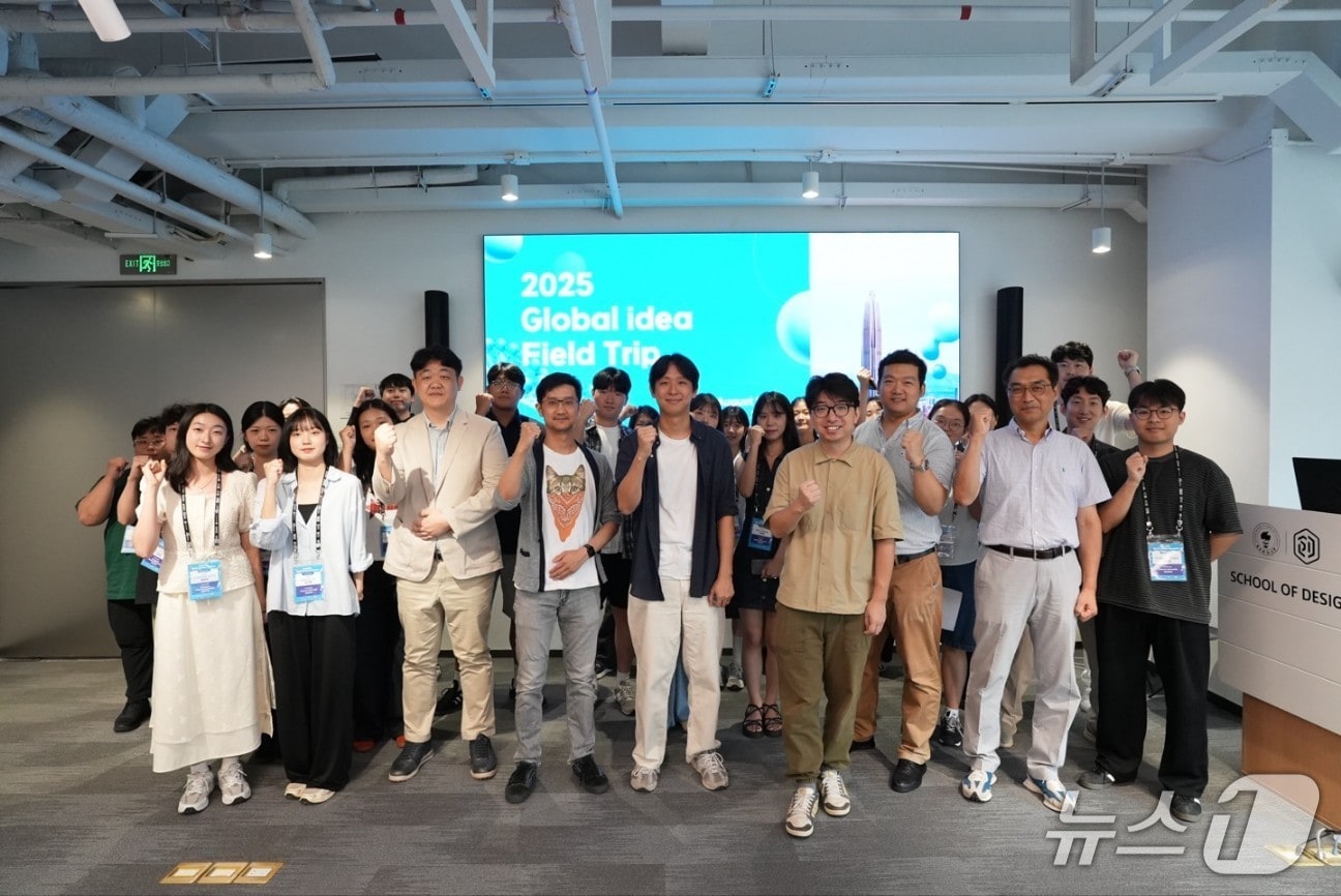 2025 글로벌 프로토타입 아이디어 테스트 프로그램 참가자들이 기념시진을 촬영하고 있다.(대전혁신센터 제공) /뉴스1