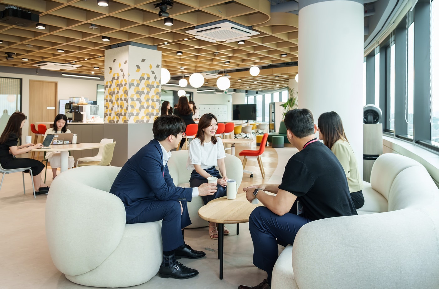 한국릴리 임직원들이 리프레시 공간에서 소통하며 자유롭게 아이디어를 교류하고 있다. &#40;한국릴리 제공&#41;