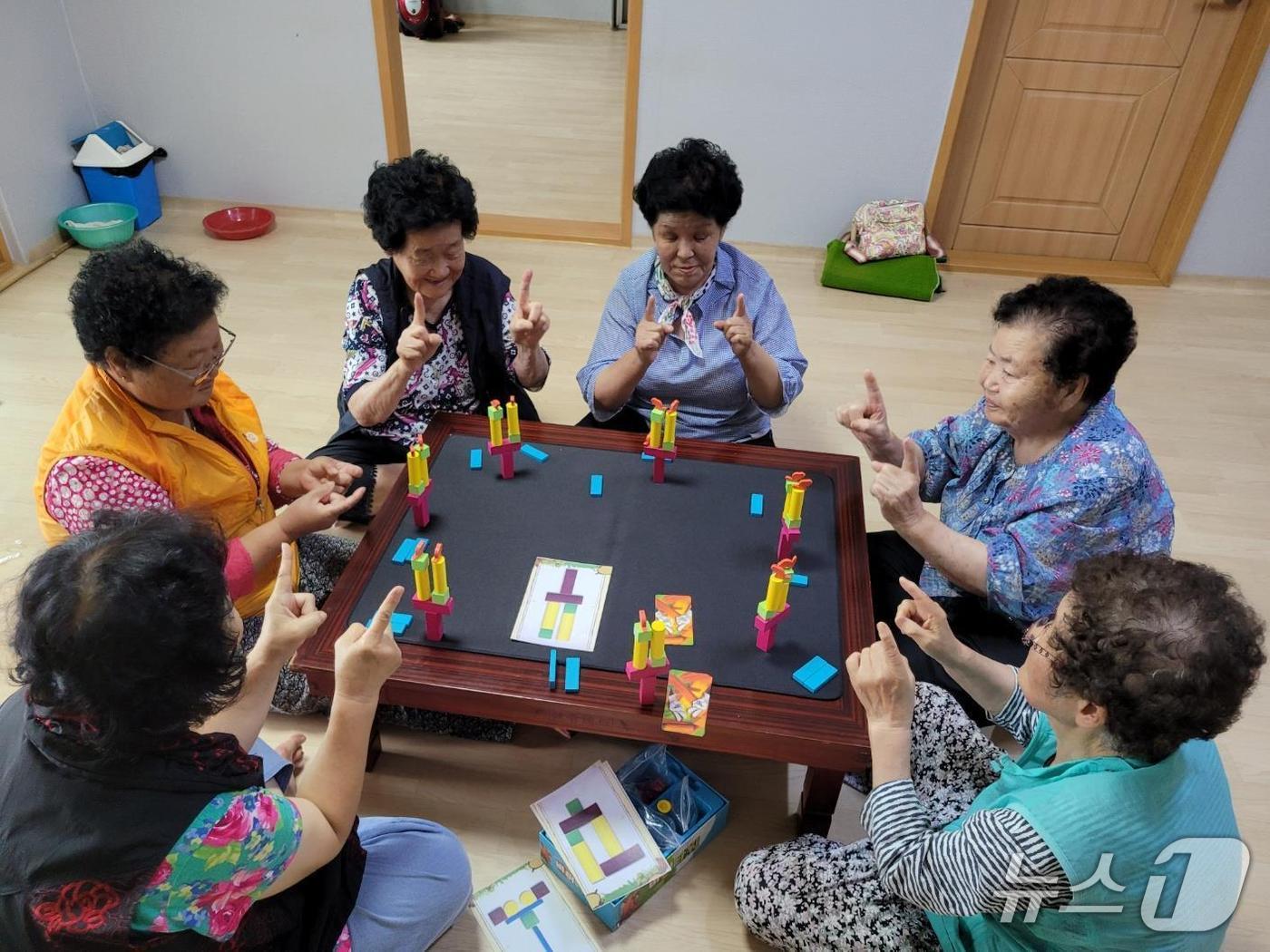 밀양시 삼랑진읍 상부동 경로당에서 어르신들이 시니어 보드게임을 하고 있다.(밀양시 제공. 재판매 및 DB금지)