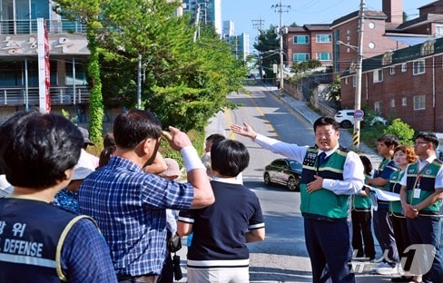 이상호 강원 태백시장이 지난 25일 황지동에서 시 관계자들과 주요 도로 시설 사업, 주차장 관련 사업들을 점검했다. (태백시 제공. 재판매 및 DB금지) 2025.8.26/뉴스1
