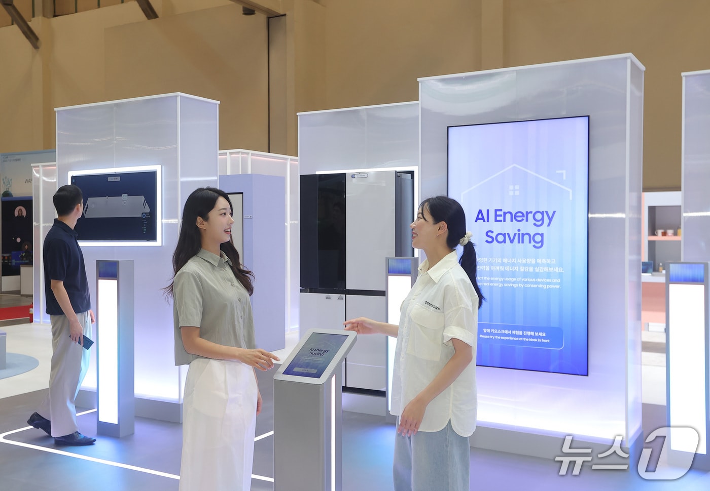 삼성전자 모델이 기후산업국제박람회 삼성전자 전시관 '에너지 세이빙' 존에서 가전의 에너지 사용량을 예측하고 에너지 절감 효과를 소개하고 있다.(삼성전자 제공)