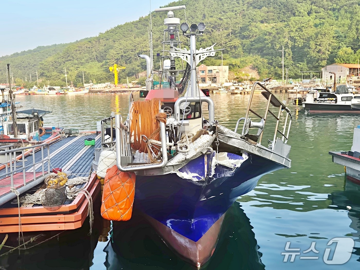 사고 어선이 파손된 모습.(통영해경 제공. 재판매 및 DB금지)