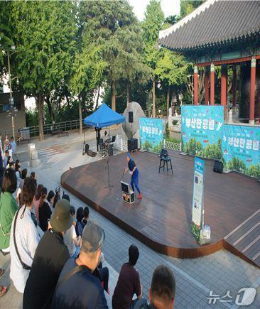 지난달 12일 용두산공원 저글링 공연 모습.(부산시 제공. 재판매 및 DB금지)