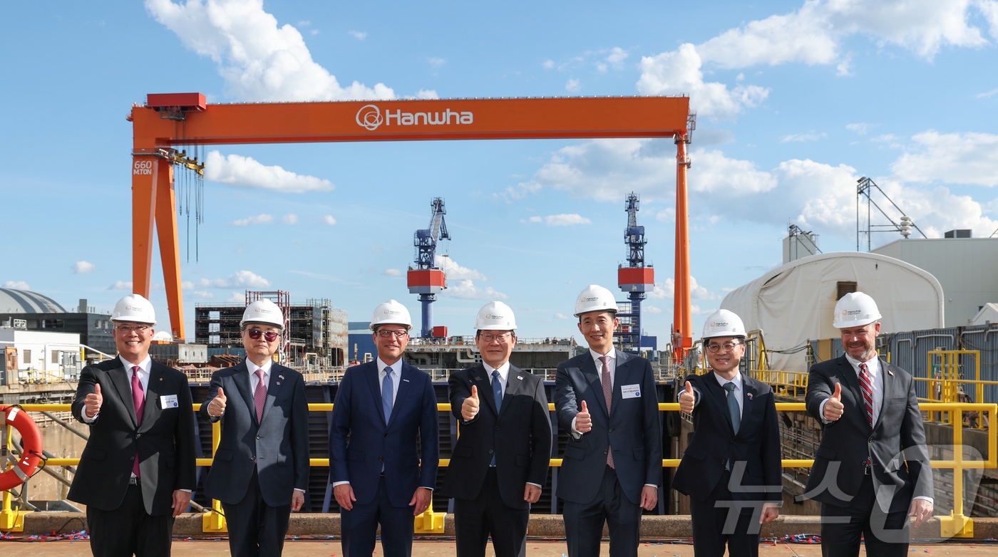 이재명 대통령과 김동관 한화그룹 부회장이 26일(현지 시간) 미국 필라델피아 한화필리조선소에서 열린 선박 명명식에서 기념 촬영을 하고 있다. 좌측부터 데이비드 김 한화필리조선소 대표, 조현 외교부 장관, 조쉬 샤피로 펜실베니아 주지사, 이재명 대통령, 김동관 한화그룹 부회장, 김정관 산업통상자원부 장관, 토드영 인디애나주 상원의원(한화 제공, 재판매 및 DB금지)2025.8.27/뉴스1 ⓒ News1 박종홍 기자