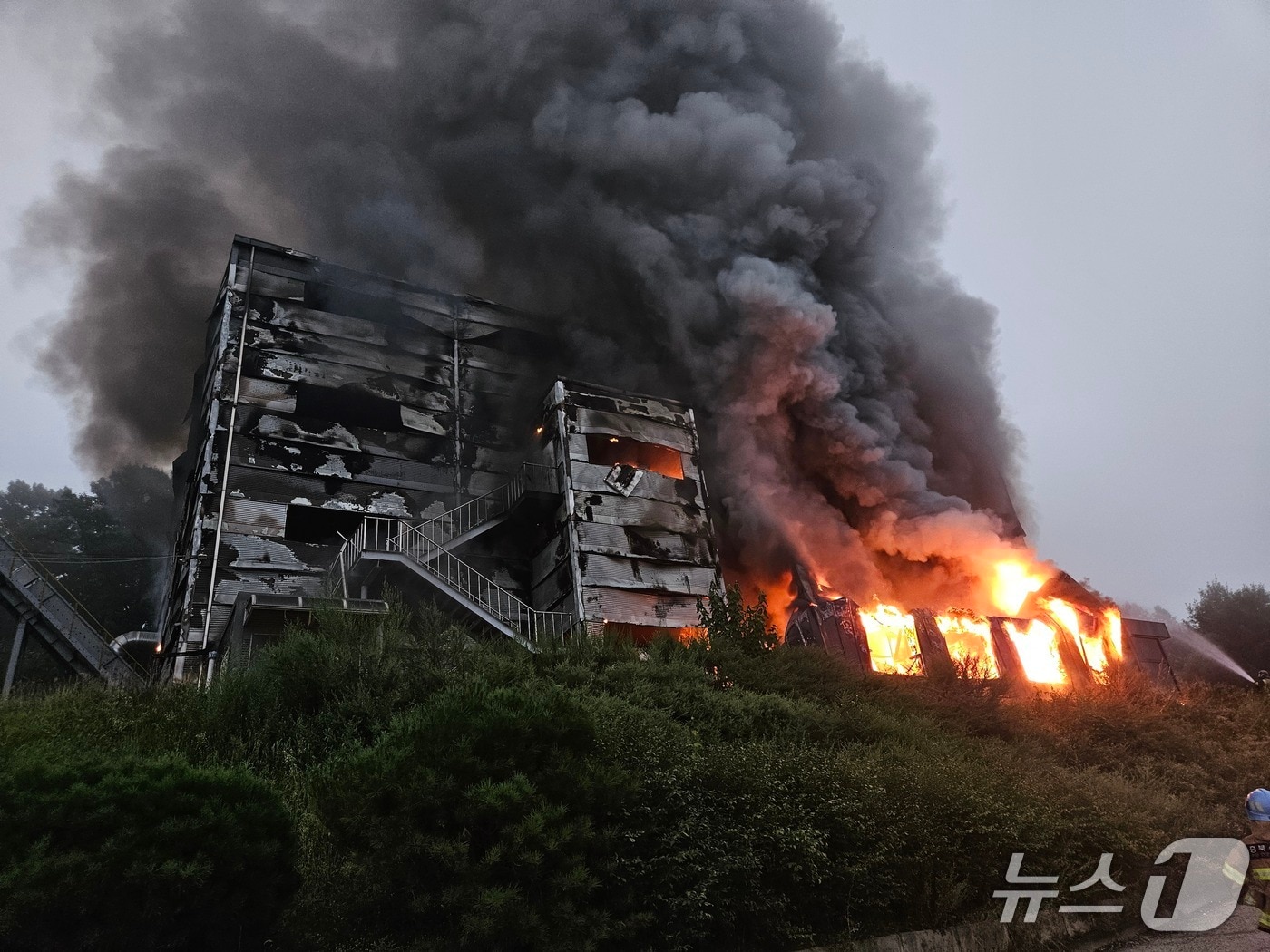 27일 오전 5시 39분쯤 충북 청주시 흥덕구 강내면 한 폐공장에서 불이 나 소방당국이 화재를 진압하고 있다.&#40;청주서부소방서 제공. 재판매 및 DB금지&#41;/뉴스1
