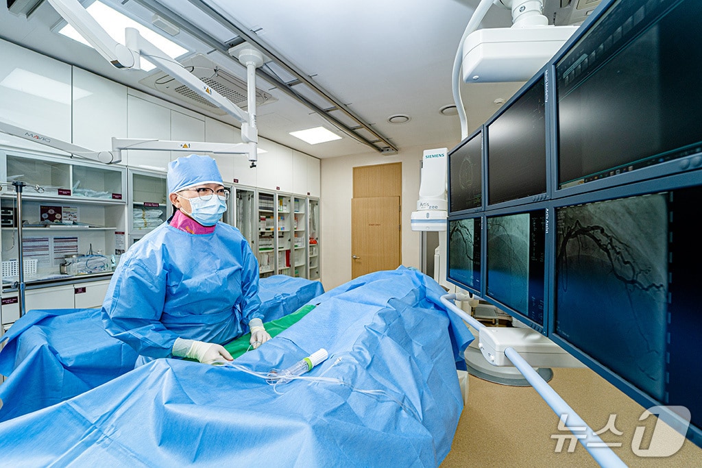 경피적 좌심방이 폐색술을 시술하는 백주열 대전선병원 전문의(선병원 제공) /뉴스1