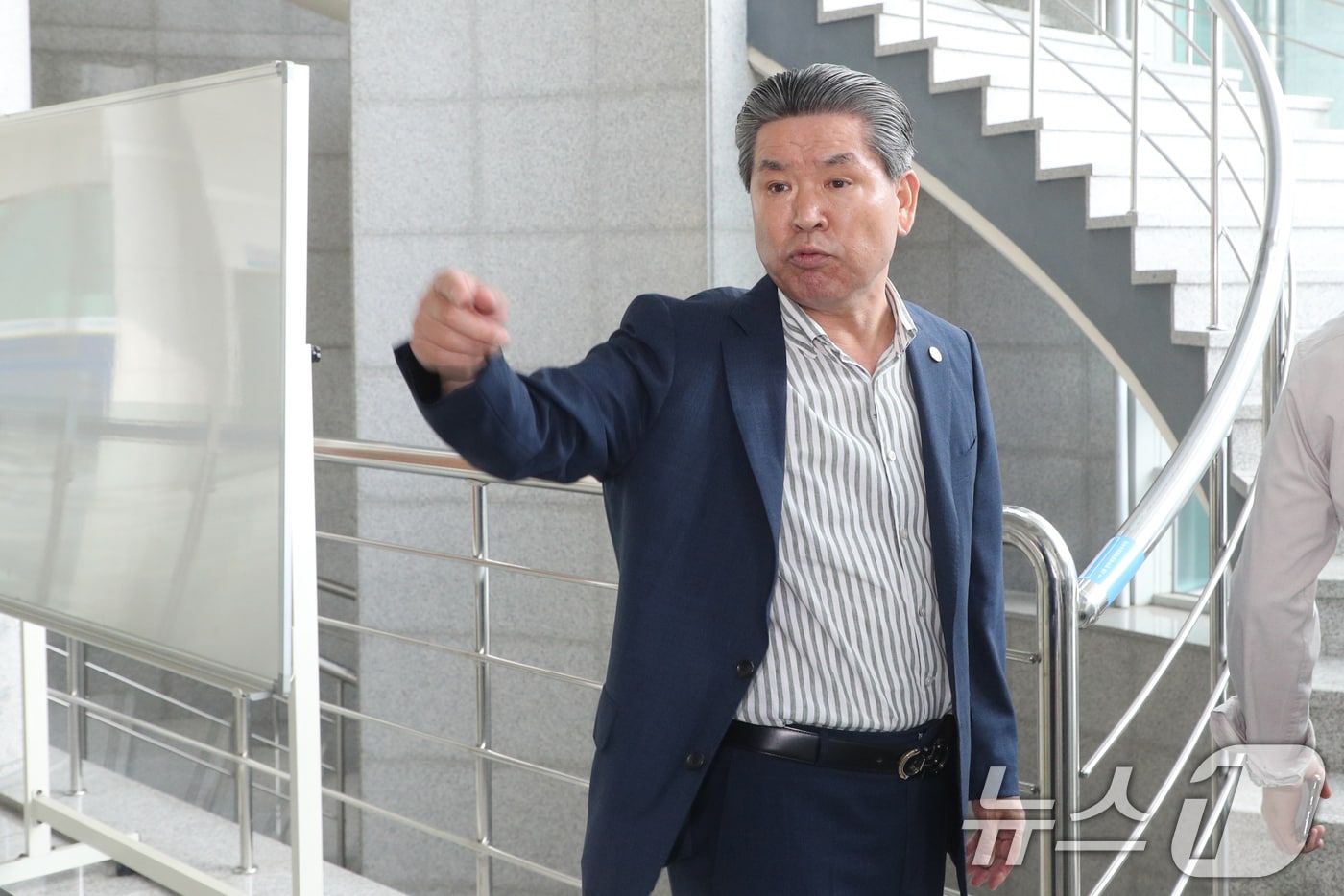 김영환 충북지사에게 해외출장 경비 명목으로 금품을 건넨 혐의를 받는 윤현우 충북체육회장이 27일 청주시 충북경찰청에 출석하며 취재진 질문에 답하고 있다. 윤 회장은 이날 디지털 포렌식 참관을 위해 변호사와 함께 경찰을 찾았다. 2025.8.27/뉴스1 ⓒ News1 김용빈 기자