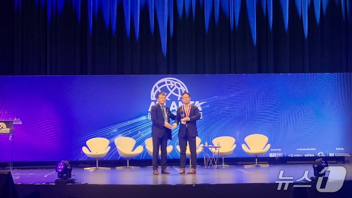 김현수 경기 수원시 제1부시장(오른쪽)이 26일(현지 시각) 미국 애틀랜타 조지아 월드 콩그레스 센터(Georgia World Congress Center)에서 열린 '2025 애틀랜타 ITS 세계총회' 시상식에서 명예의 전당 지자체 공로상을 받고 있다. (수원시 제공. 재판매 및 DB 금지) 2025.8.27/뉴스1