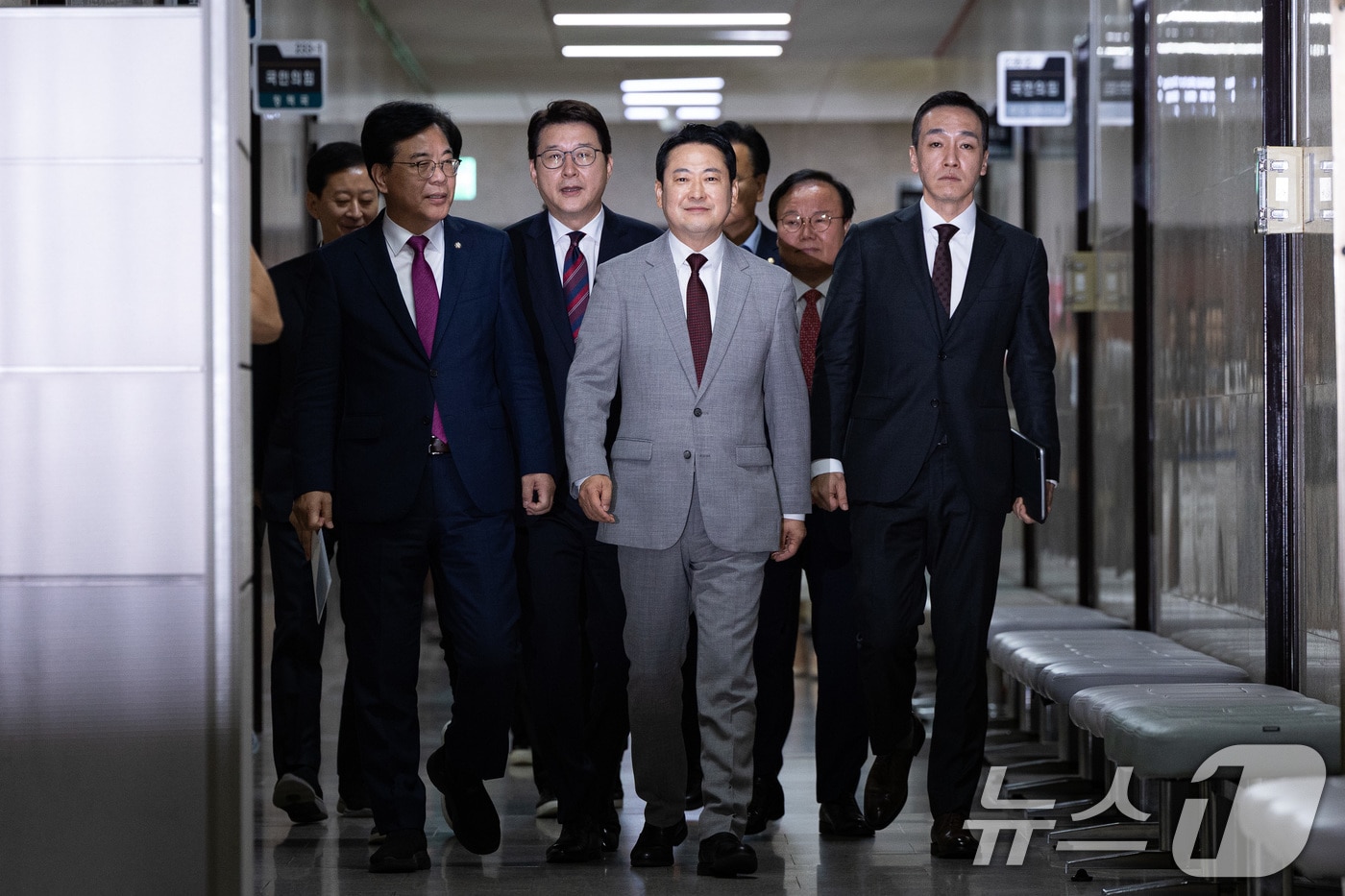 장동혁 국민의힘 대표와 송언석 원내대표(왼쪽), 김민수 최고위원(오른쪽) 등 지도부가 지난달 27일 서울 여의도 국회에서 열린 첫 최고위원회의에 참석하고 있는 모습. 2025.8.27/뉴스1 ⓒ News1 유승관 기자