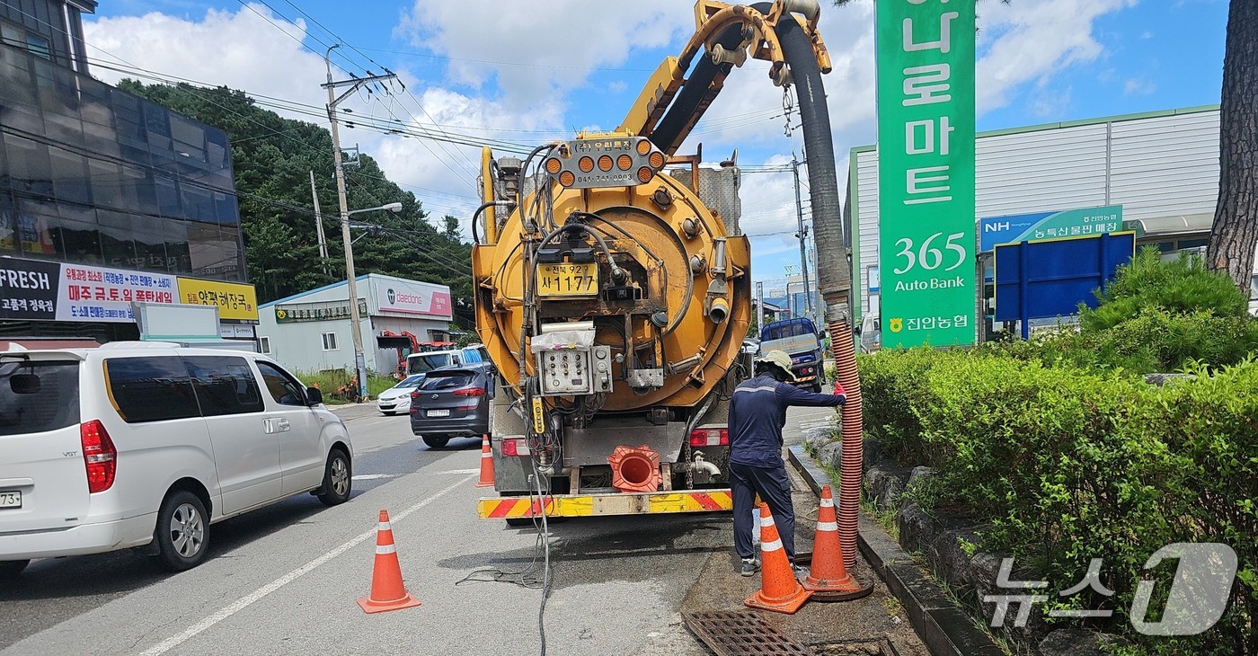전북 진안군이 진안고원시장 인근을 비롯해 14개 구간에 대해 긴급 정비 및 준설을 완료했다..(진안군제공. 재판매 및 DB금지)2025.8.27/뉴스1