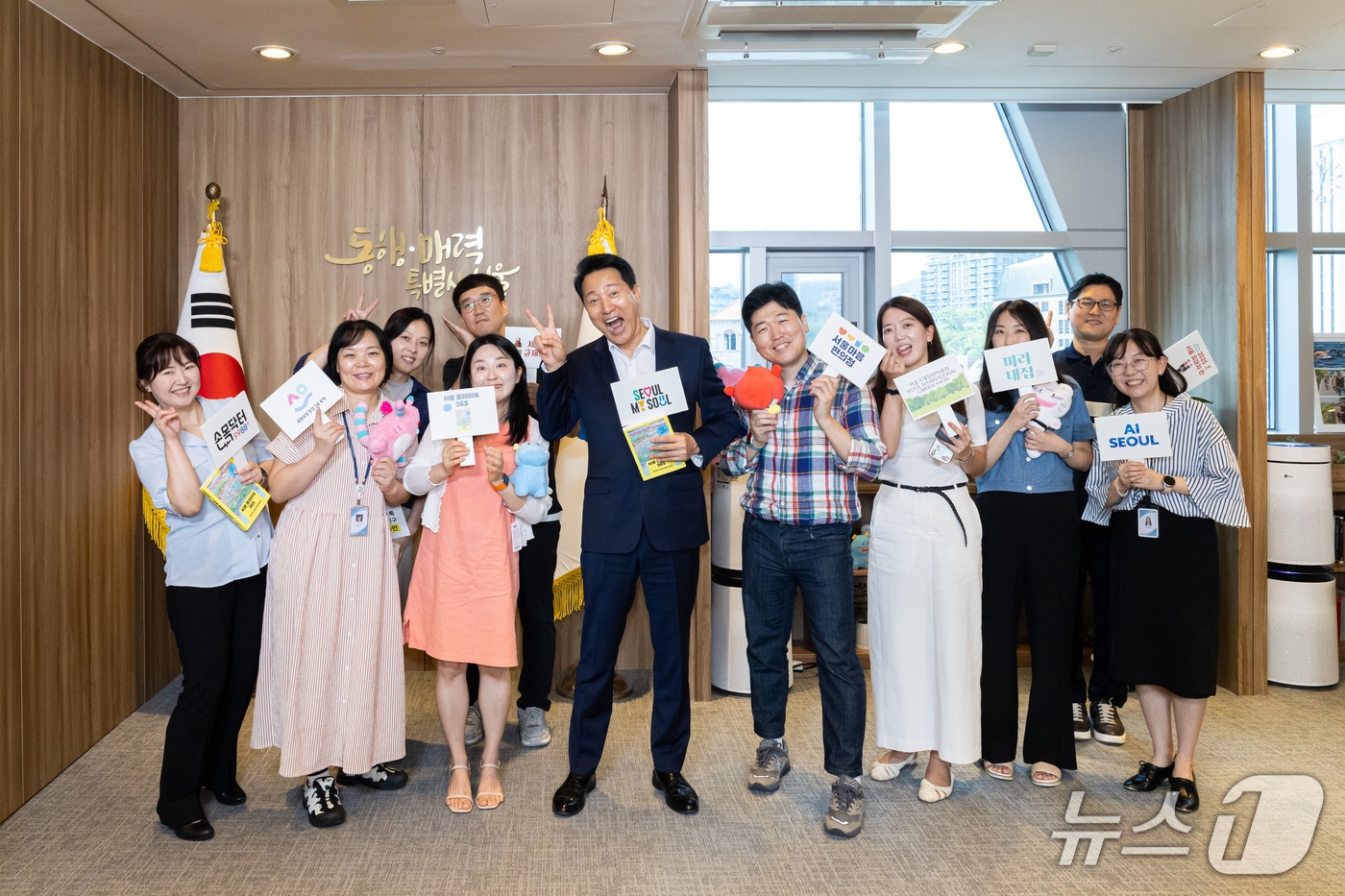 오세훈 서울시장이 27일 시장 집무실에서 서울시 대표 정책과 사업 담당 공무원들과 간담회를 하고 기념사진을 촬영하고 있다.&#40;서울시 제공&#41;