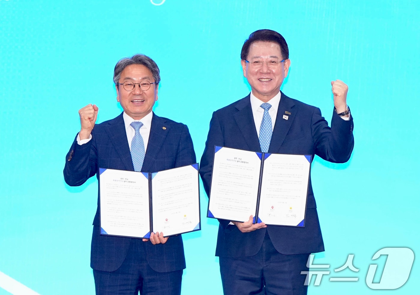 강기정 광주시장과 김영록 전남지사가 지난 8월 나주시청 대회의실에서 열린 ‘광주·전남 특별지방자치단체 추진 선포식’에 참석한 모습. (광주시 제공. 재판매 및 DB 금지) 2025.8.27/뉴스1