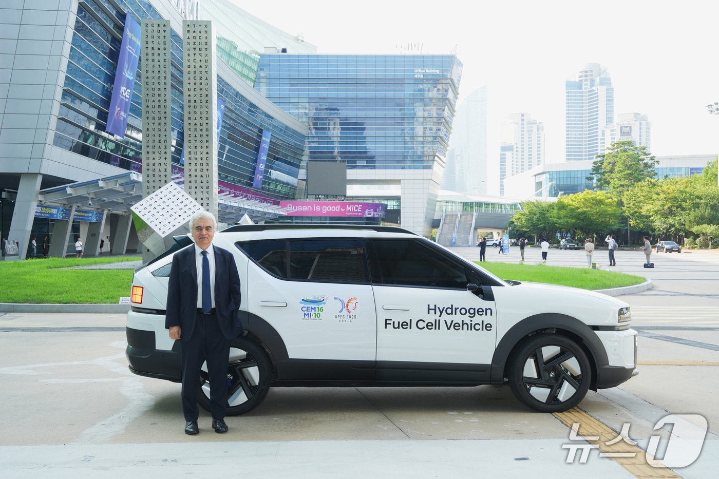 파티 비롤(Fatih Birol) IEA(국제에너지기구) 사무총장이 27일 부산광역시 해운대구 벡스코(Bexco)에서 개최된 ‘제16차 청정에너지 장관 회의'(Clean Energy Ministerial·CEM16) 폐회식 참석을 위해 공식 의전 차량인 '디 올 뉴 넥쏘'를 이용하고 있다.(현대차그룹 제공)