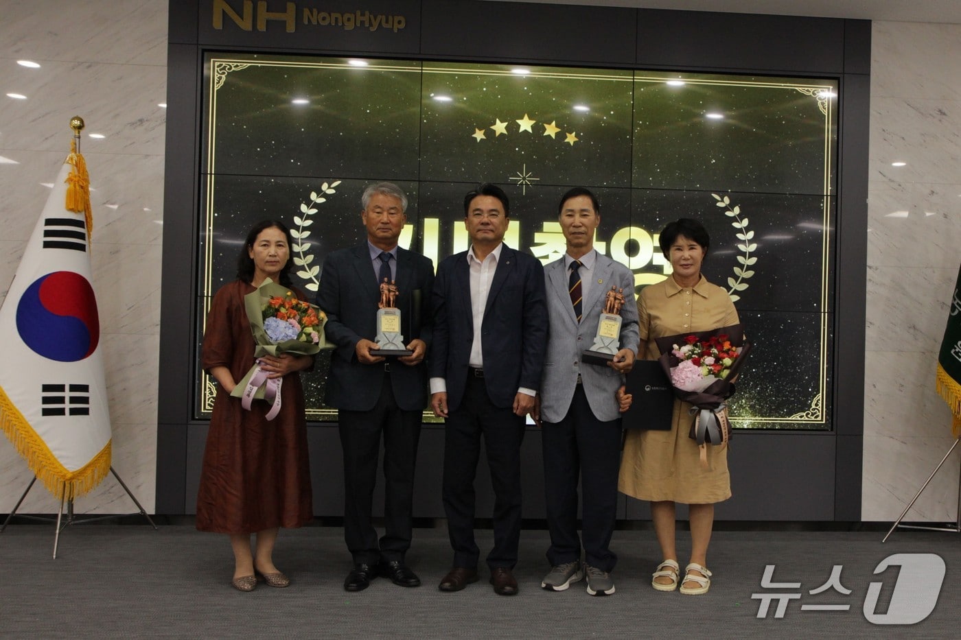 한반도농협 김남순·민영복 부부, 강릉농협 김응래·이순종 부부 ‘새농민상 본상’ 수상.&#40;농협 강원본부 제공. 재판매 및 DB금지&#41;/뉴스1