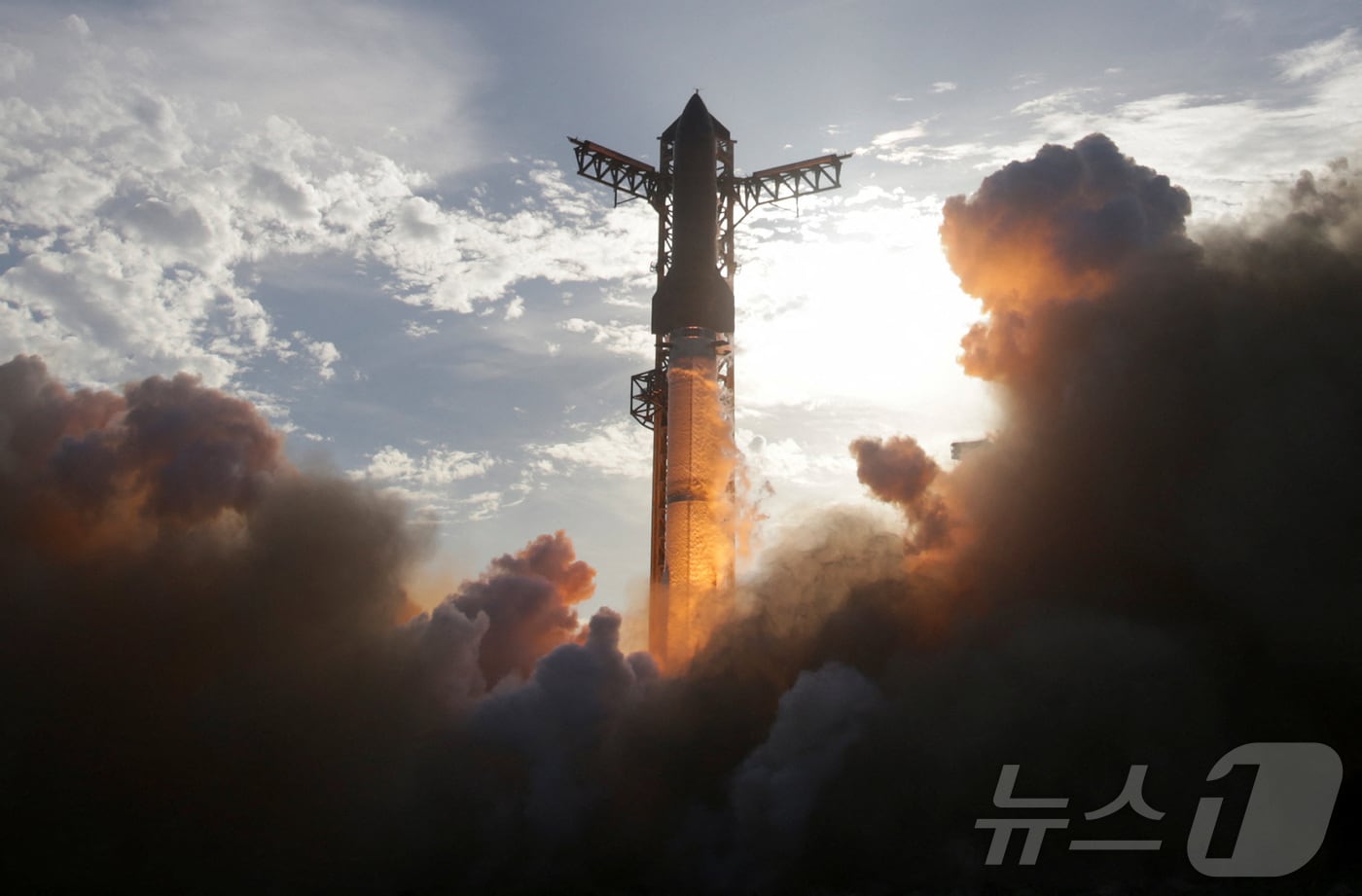 스페이스X의 스타십 우주선을 탑재한 '슈퍼 헤비' 부스터가 미국 텍사스주 스타베이스에 있서 10번째 시험 비행을 하고 있다. 2025.8.26 ⓒ 로이터=뉴스1 ⓒ News1 김경민 기자