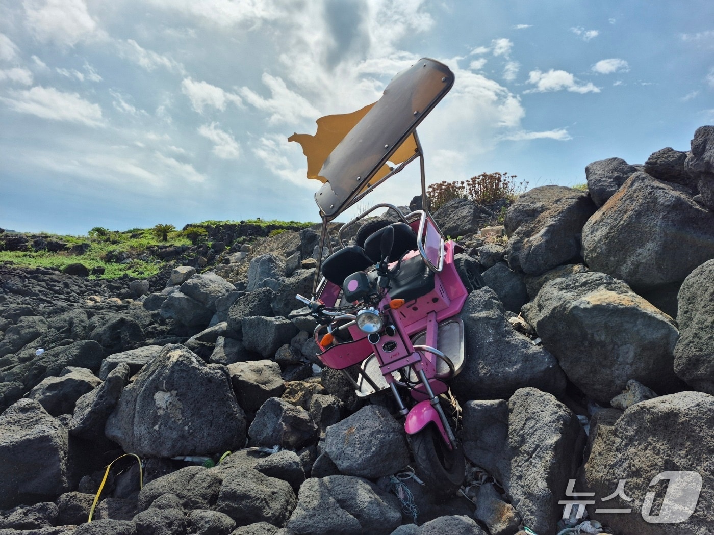 27일 오후 제주 우도 비양도에서 전기 스쿠터가 갯바위로 추락해 탑승객 2명이 다쳤다.(제주도소방안전본부 제공. 재판매 및 DB 금지)