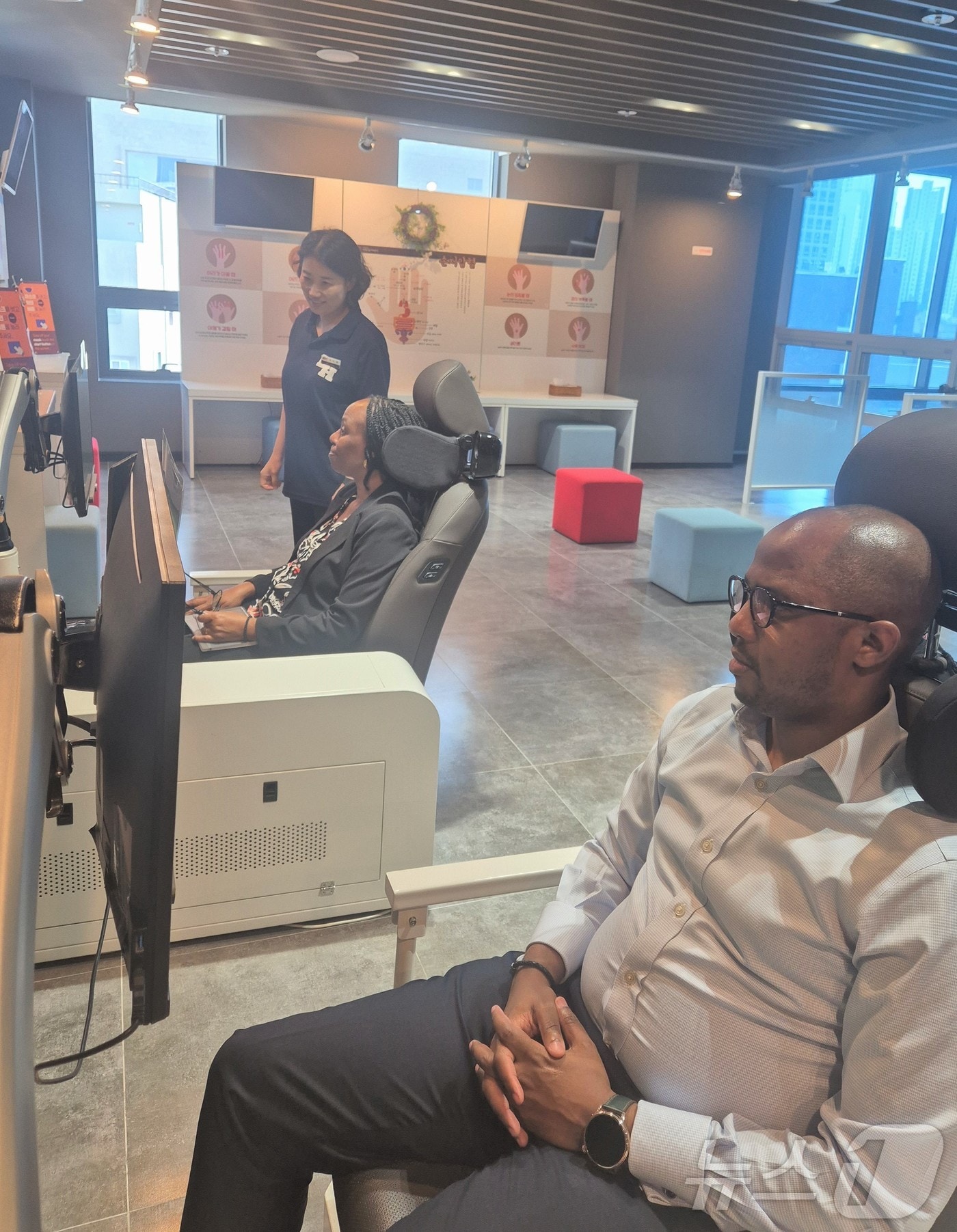 주한 탄자니아 대사 및 보건부 대표단이 대구한의대 한방의료체험타운을 방문해 한의학 전통의료 체험을 하고 있다.(대구한의대 제공,재판매 및 DB 금지) /뉴스1