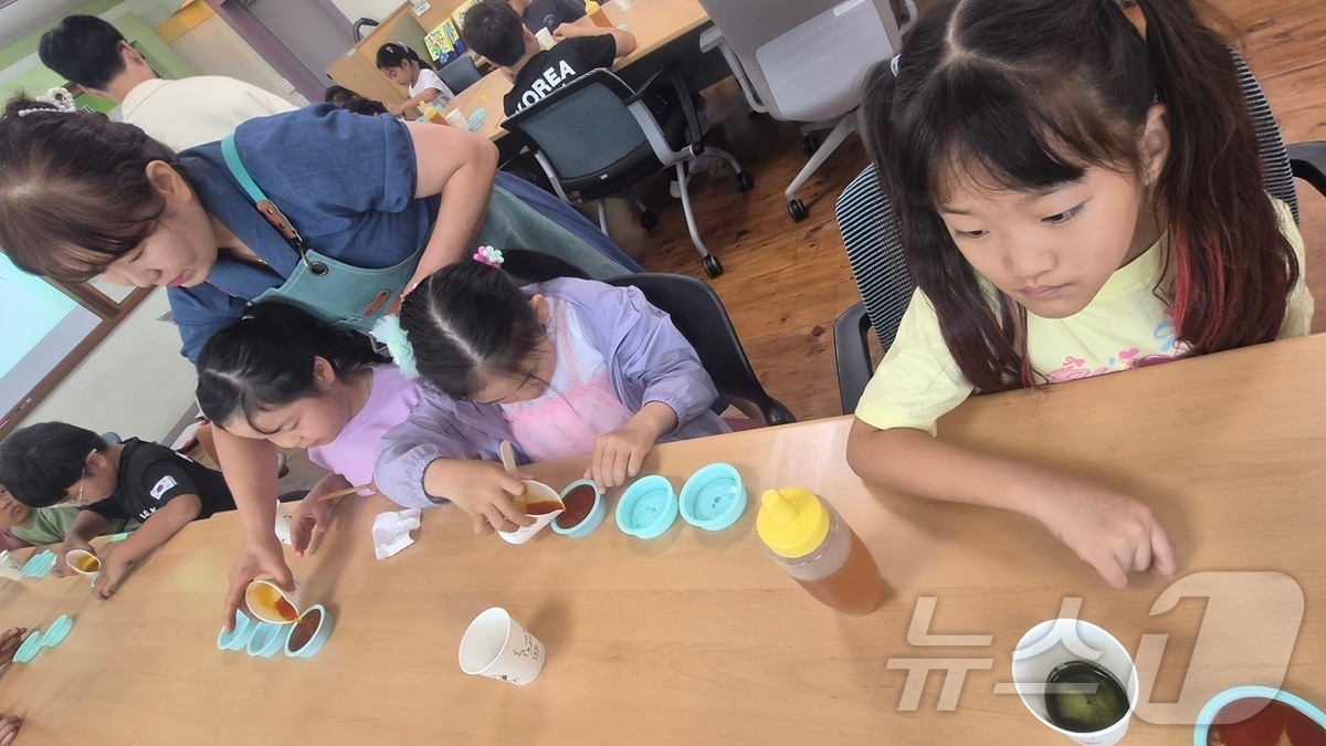 청송군 안덕초등학교는 27일 전교생을 대상으로 알레르기질환 예방을 위한 ‘천연비누 만들기 체험 프로그램’을 열었다.(인덕초 제공. 재판매 및 DB 금지)/뉴스1