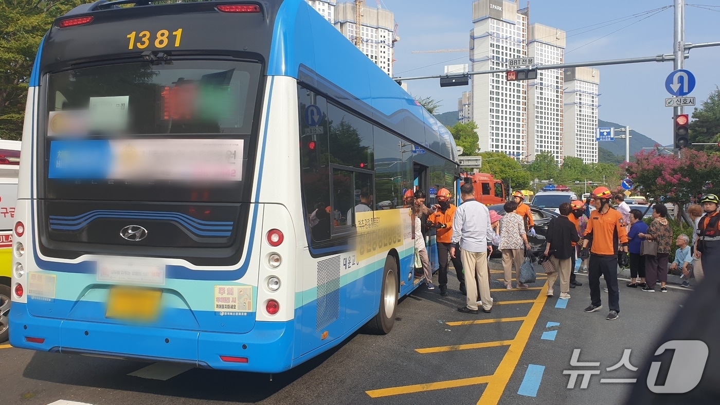 27일 오후 4시 10분쯤 경남 창원시 성산구 상남동 시민생활체육관 교차로에서 시내버스와 그랜저 승용차가 충돌해 버스 승객 8명이 병원에 이송됐다. 사진은 사고 현장 모습.(창원소방본부 제공. 재판매 및 DB금지)
