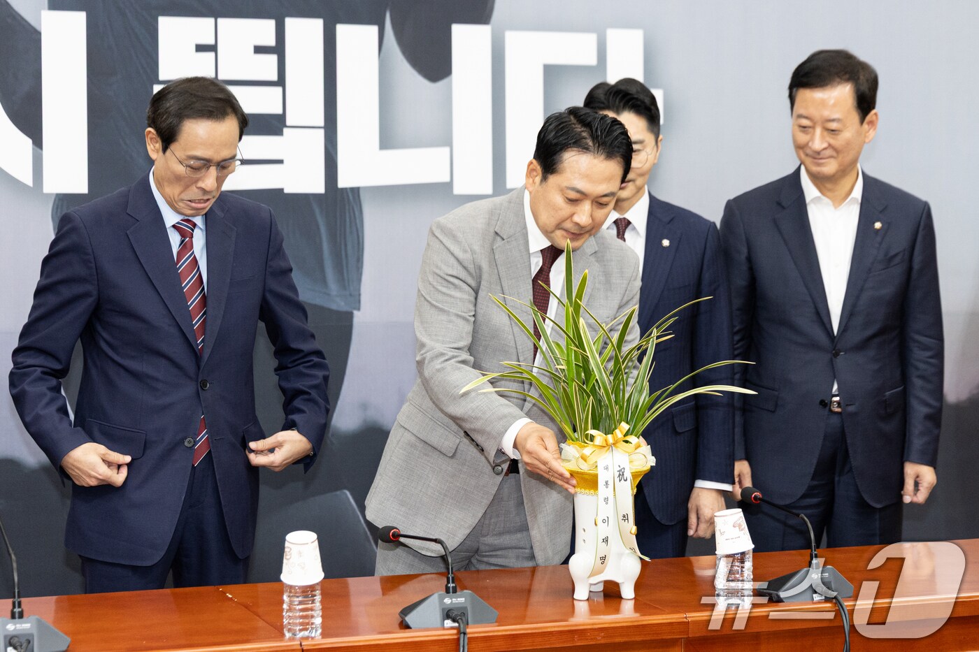 장동혁 국민의힘 신임 당대표가 27일 오후 서울 여의도 국회에서 우상호 대통령실 정무수석에게 받은 대통령 축하 난은 살펴보고 있다. 2025.8.27/뉴스1 ⓒ News1 이승배 기자