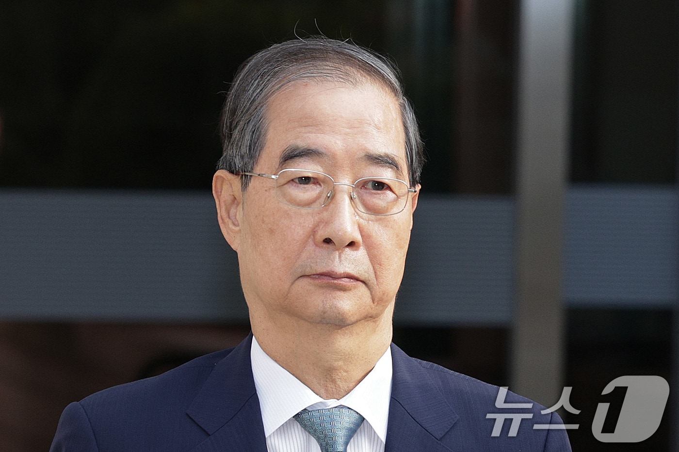 12·3 비상계엄 과정에서 윤석열 전 대통령의 내란 행위를 방조한 혐의를 받는 한덕수 전 국무총리가 27일 오후 서초구 서울중앙지방법원에서 열린 구속 전 피의자 심문(영장실질심사)을 마친 후 호송차에 탑승하고 있다. 2025.8.27/뉴스1 ⓒ News1 신웅수 기자