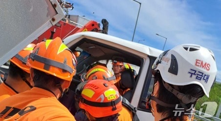 27일 낮 12시 53분쯤 강원 강릉시 연곡면 연곡교차로 도로 램프 구간(도로 출입구)에서 1톤 화물차 1대가 옹벽을 충돌, 화물차 운전자인 남성 A 씨(73)가 숨지는 사고가 발생했다. (강원도소방본부 제공. 재판매 및 DB금지) 2025.8.27/뉴스1