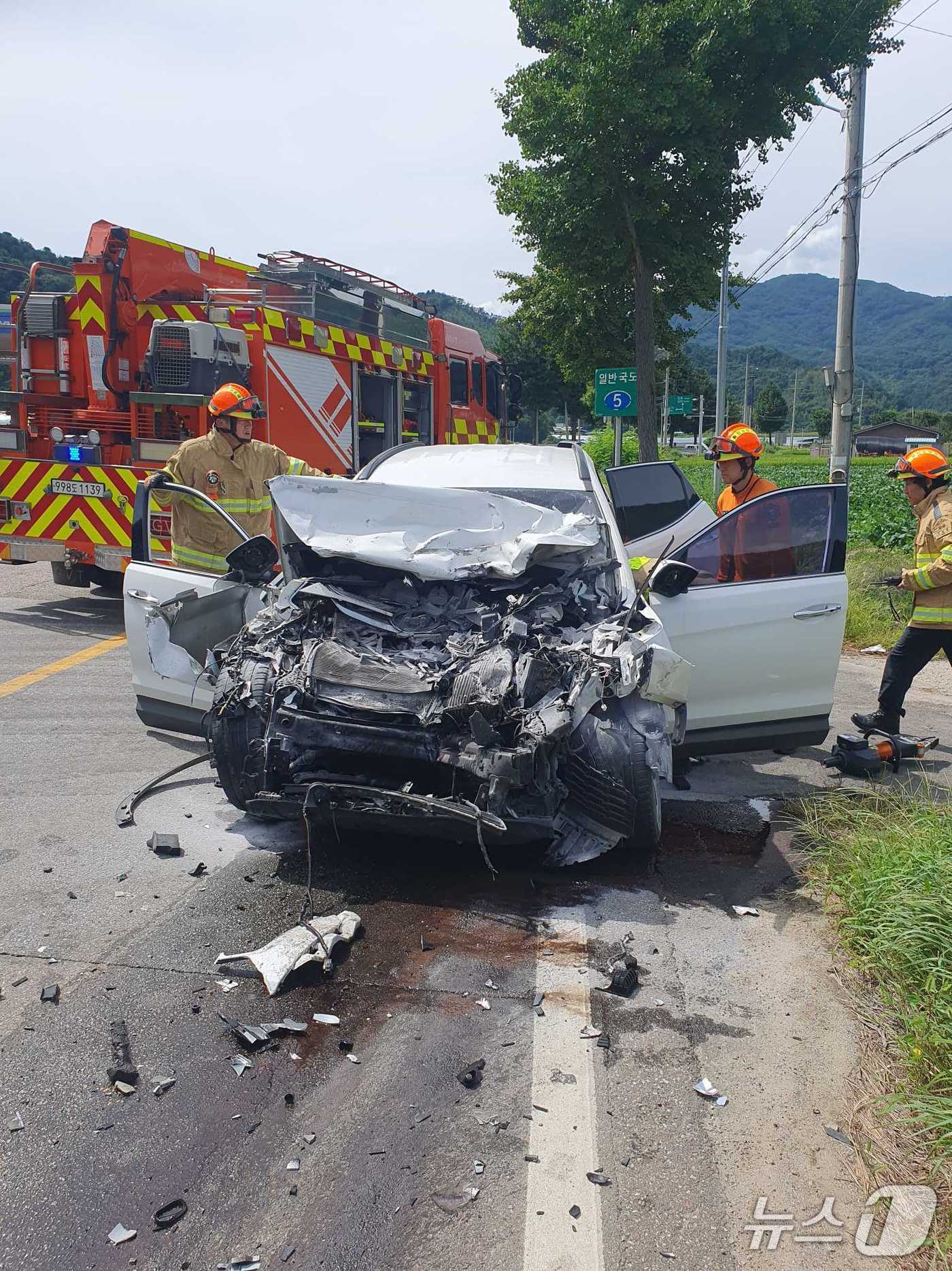 27일 오후 1시 22분쯤 강원 화천군 상서면 한 주유소 주변 5번 국도에서 레미콘과 싼타페 차량이 충돌해 싼타페 운전자인 남성 A 씨(64)가 숨지는 사고가 발생했다. (강원도소방본부 제공. 재판매 및 DB금지) 2025.8.27/뉴스1