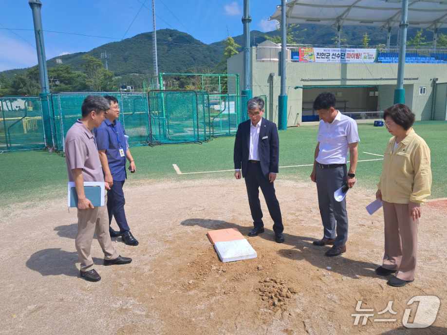 27일 김영식 고창군 부군수가 전북도민체전을 보름 앞두고 경기장을 점검하고 있다.(고창군 제공. 재판매 및 DB금지)