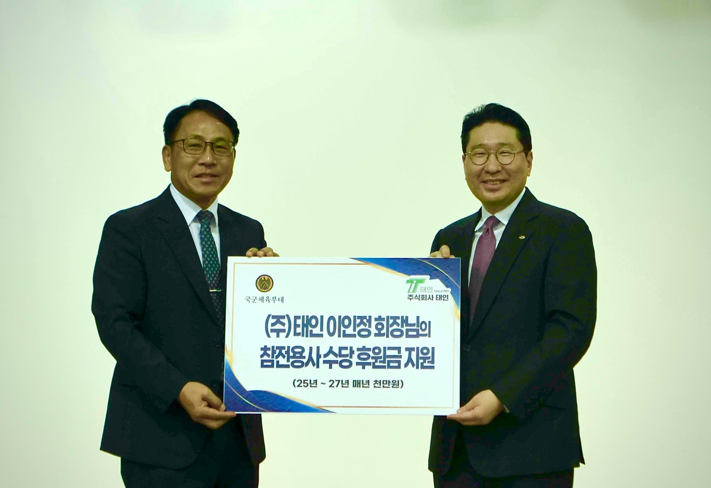 이인정 아시아산악연맹 회장의 차남 이상현 대한사이클연맹회장(오른쪽)과 진규상 국군체육부대장. (아시아산악연맹 제공)