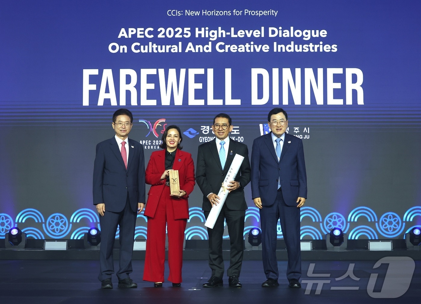 ‘2025 APEC 문화산업고위급대화’ 대표단 환송행사. 왼쪽부터이철우 경북도지사, 카롤리나 아레돈도 칠레 문화예술부장관, 파들리존 인도네시아 문화부장관, 주낙영 경주시장. (경북도 제공. 재판매 및 DB 금지) /뉴스1