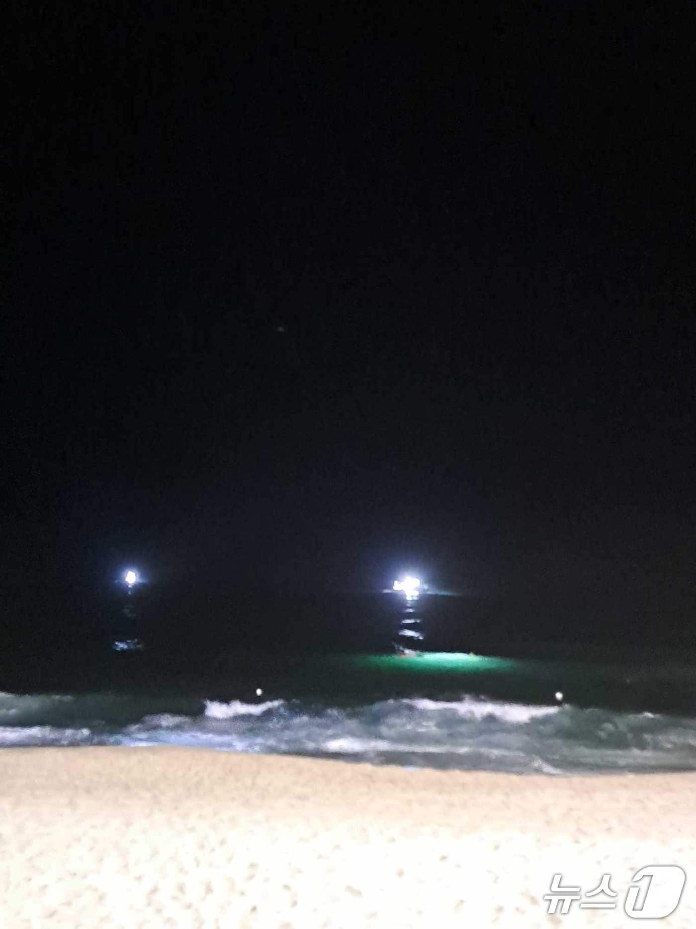 28일 오전 1시 58분쯤 강원 강릉시 사천면 하평해변에서 여성 A 씨(31)가 물에 빠지는 사고가 발생한 가운데, 구조 당시 심정지 상태였던 A 씨는 끝내 숨졌다. (강원도소방본부 제공. 재판매 및 DB금지) 2025.8.28/뉴스1