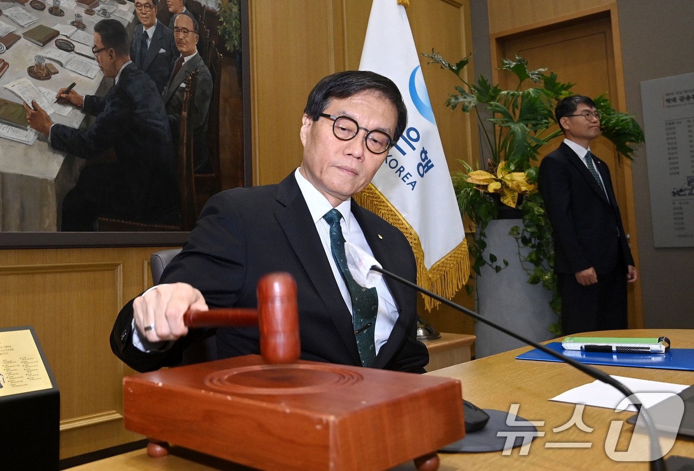 이창용 한국은행 총재가 28일 오전 서울 중구 한국은행에서 열린 금융통화위원회에서 의사봉을 두드리고 있다. /뉴스1
