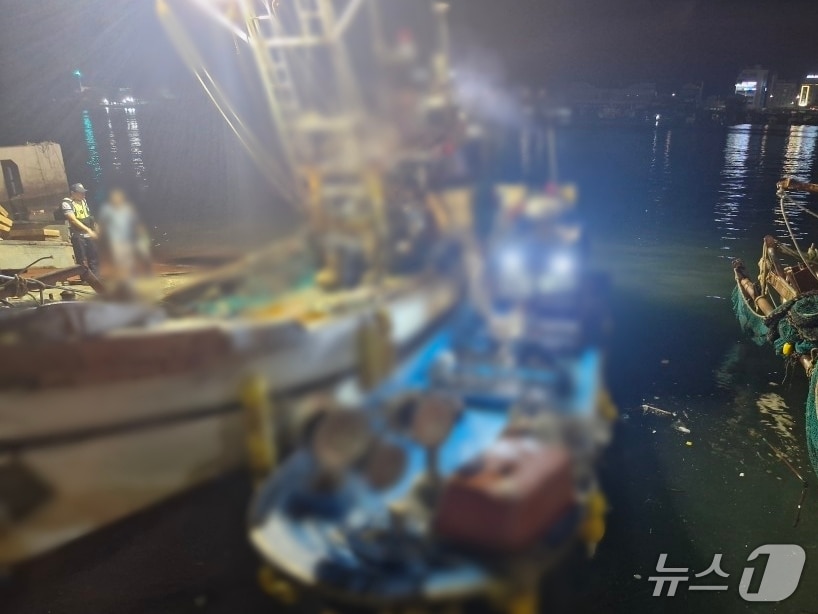 8일 오전 2시 53분께 전북 군산시 비응항 서쪽 13㎞ 해상에서 조업 중이던 어선 2대가 충돌했다.(군산해경 제공. 재판매 및 DB금지)2025.8.28/뉴스1