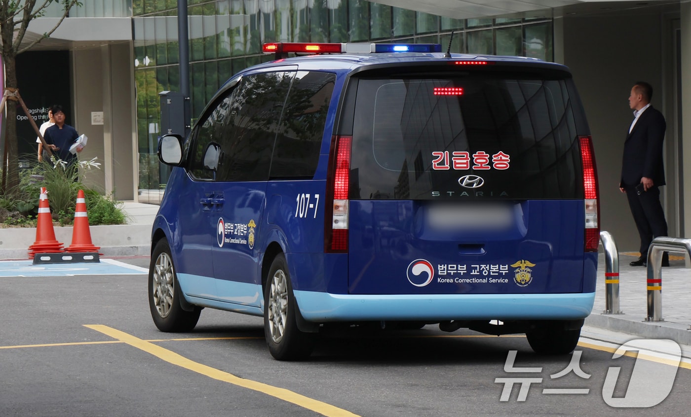 구속된 김건희 여사를 태운 호송차가 28일 오전 소환조사를 위해 서울 종로구에 마련된 김건희 특검팀(특별검사 민중기) 사무실로 들어가고 있다. 2025.8.28/뉴스1 ⓒ News1 김명섭 기자