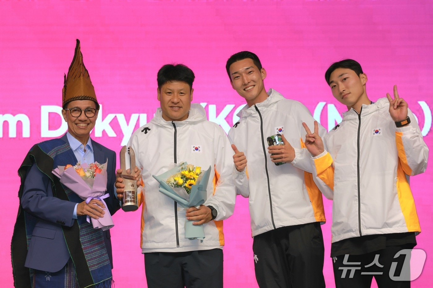 우상혁(오른쪽 두번째), 유규민(오른쪽 첫번째) 선수와 김도균(왼쪽 두번째)감독이 2025 구미 아시아육상경기 선수권대회에서 메달을 획득하고 기념촬영하고 있는 모습.(용인시 제공)