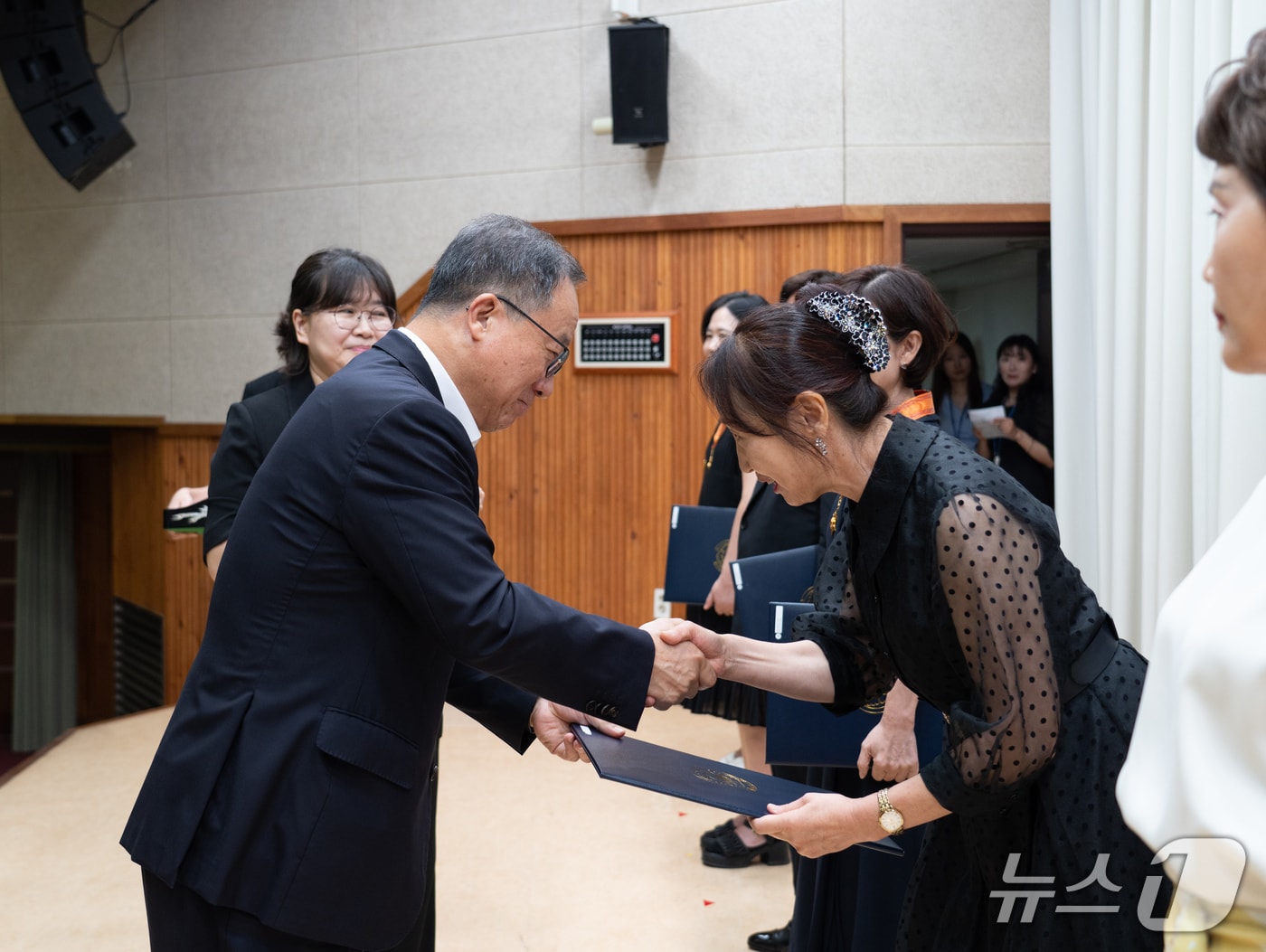 27일 김석준 부산시교육감(왼쪽)이 시교육청 대강당에서 초·중등 퇴직교원에게 정부포상을 전수하고 있다.(부산시교육청 제공. 재판매 및 DB금지)