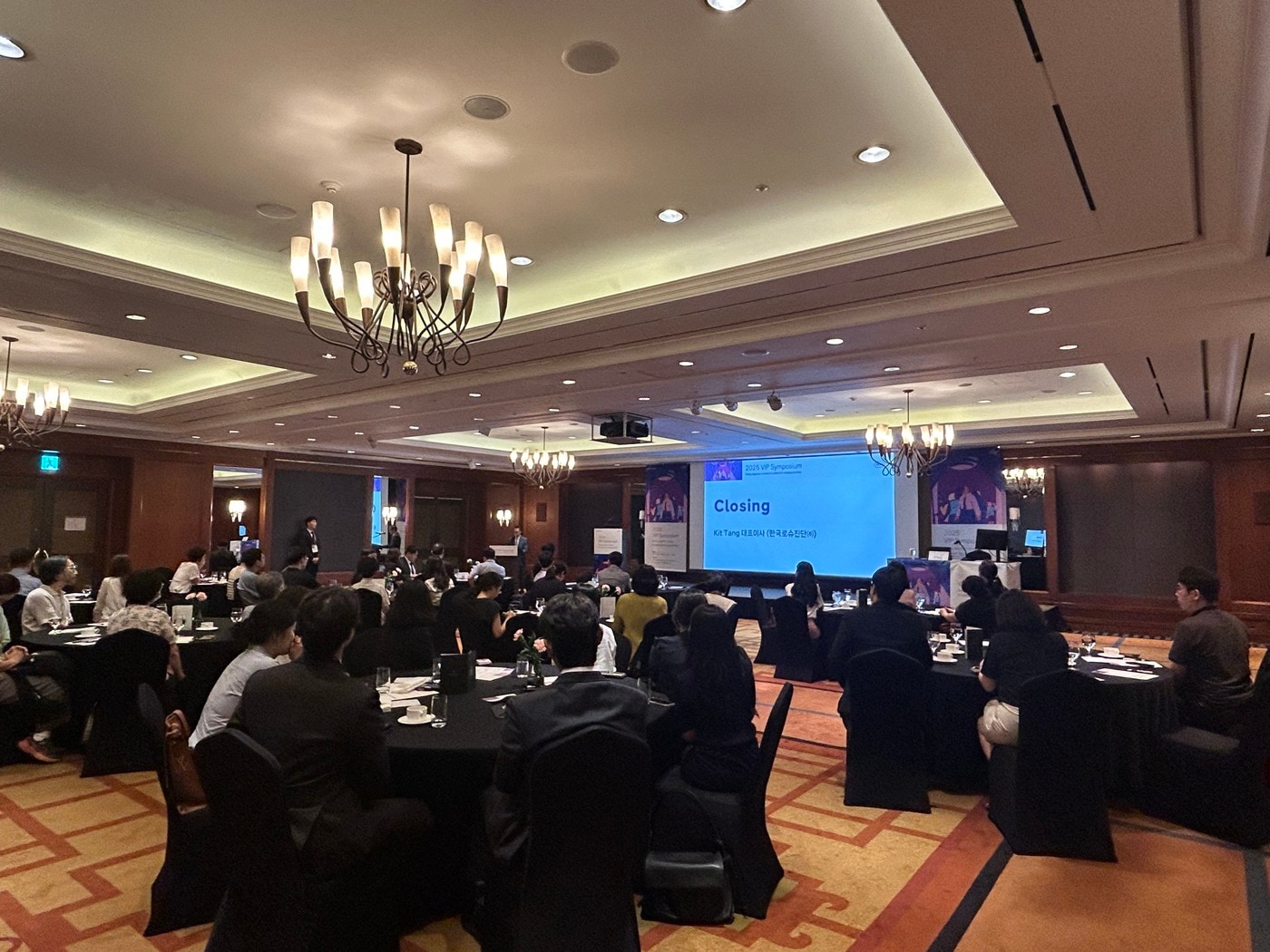 한국로슈진단 킷탕 대표이사가 27일 서울 파르나스호텔에서 열린 2025 VIP 심포지엄에서 맺음말을 전하고 있다. (한국로슈진단 제공)