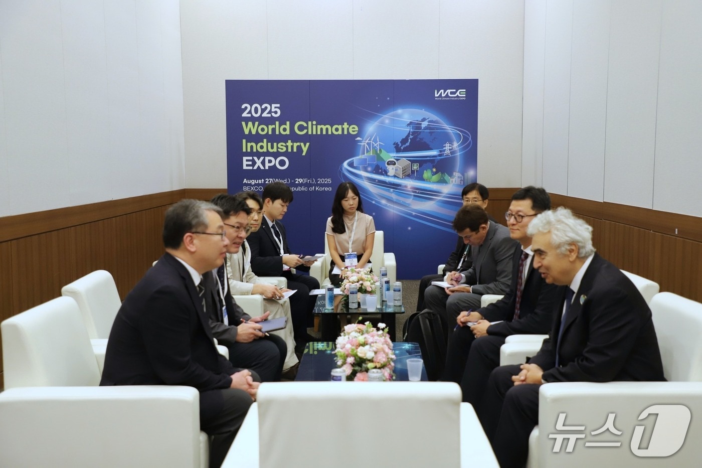 지질연과 국제에너지기구 관계자들이 27일 부산 WCE 현장에서 국제 에너지·자원 협력 확대 방향과 관련 의견을 교환하고 있다.(지질연 제공) /뉴스1